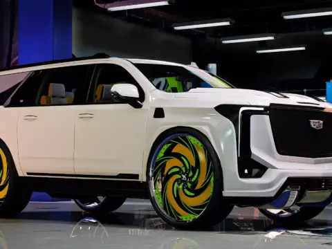 Cadillac Escalade Concept on floaters Donk 2025